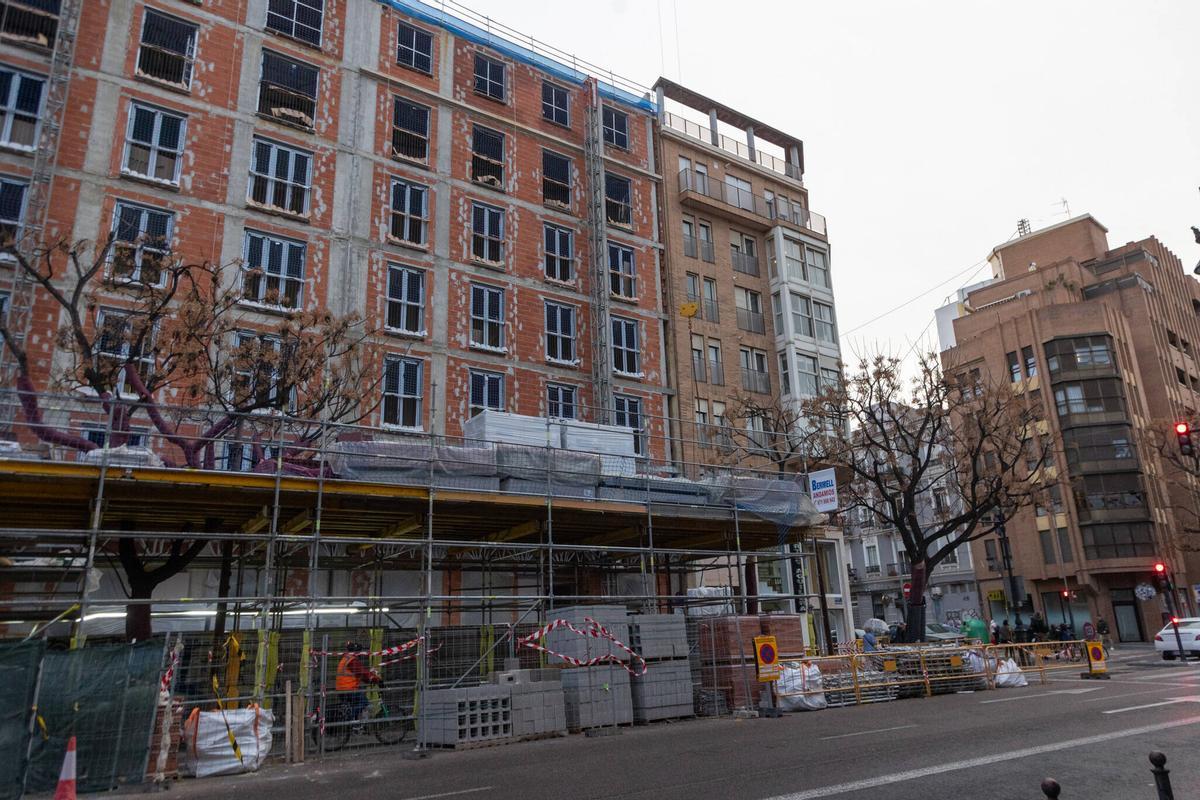 Edificio en construcción para apartamentos turísticos en uno de los últimos solares libres en València.