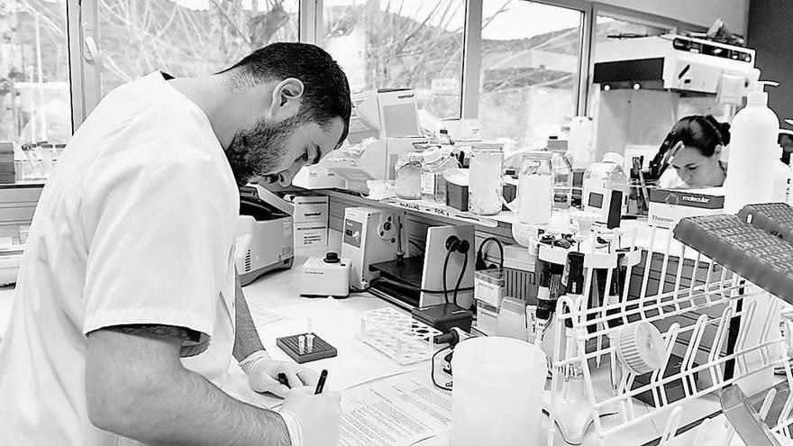 Científicos trabajando en los laboratorios del Instituto de Investigación del Sida IrsiCaixa de Barcelona. // Irsicaixa