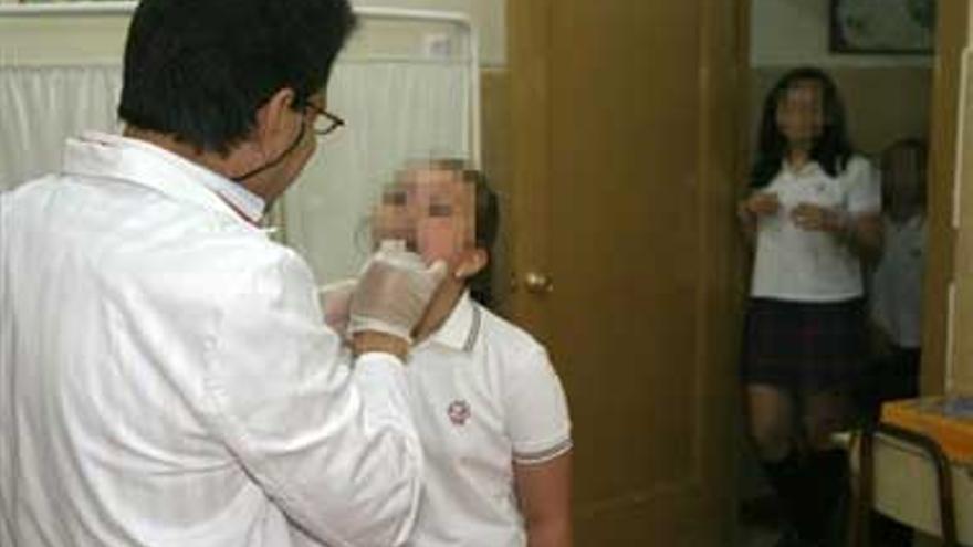 El SES revisa la boca a más de 11.000 niños de 6 a 14 años en los colegios