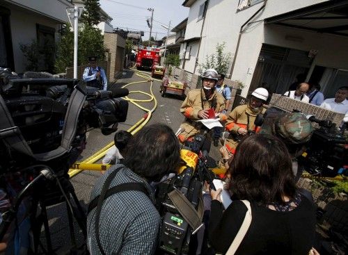 Una avioneta se estrella contra un edificio en Tokio