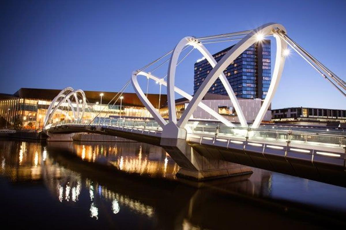 Vista del Centro de Convenciones de Melbourne y el puente Seafarers.