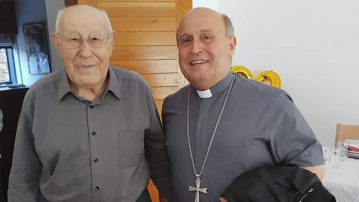 Don Ricardo Bello junto al arzobispo de Santiago en su visita por el centenario.