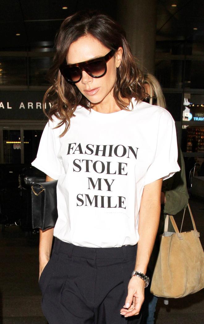 Victoria Beckham con su camiseta 'Fashion stole my smile'