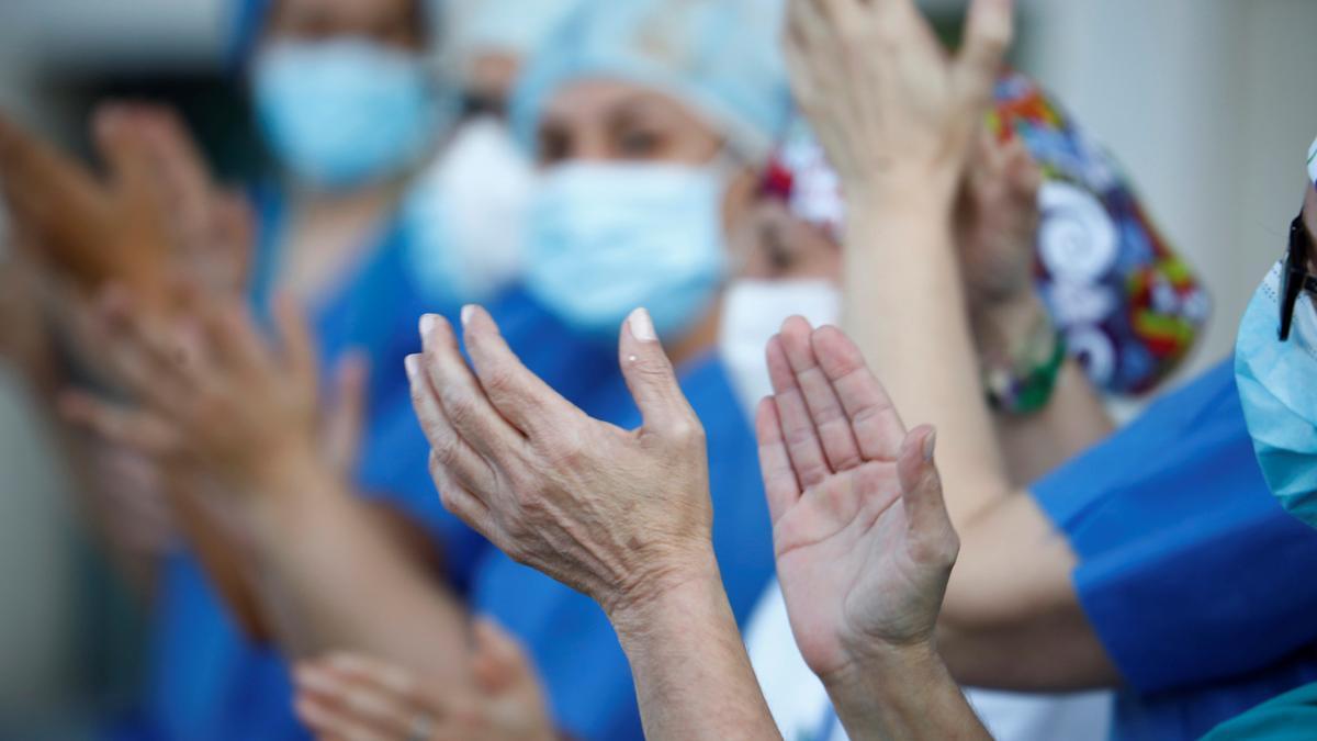 Aplauso en el Hospital Universitario Reina Sofía de Córdoba.