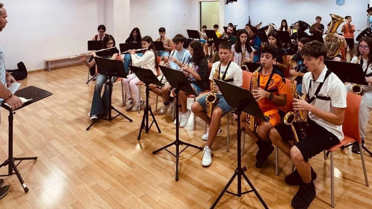 Imagen de una de las clases del curso de música música que se imparte en el Centre Municipal de les Arts de Burriana.
