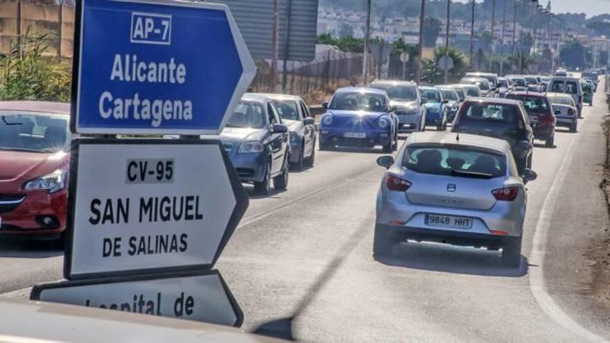 Imagen del atasco diario de la CV-95 en el tramo entre La Veleta y Los Balcones en Torrevieja.