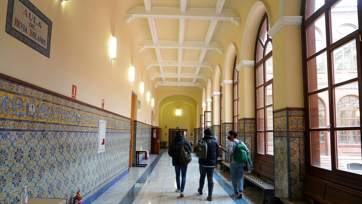 Estudiantes en una facultad.