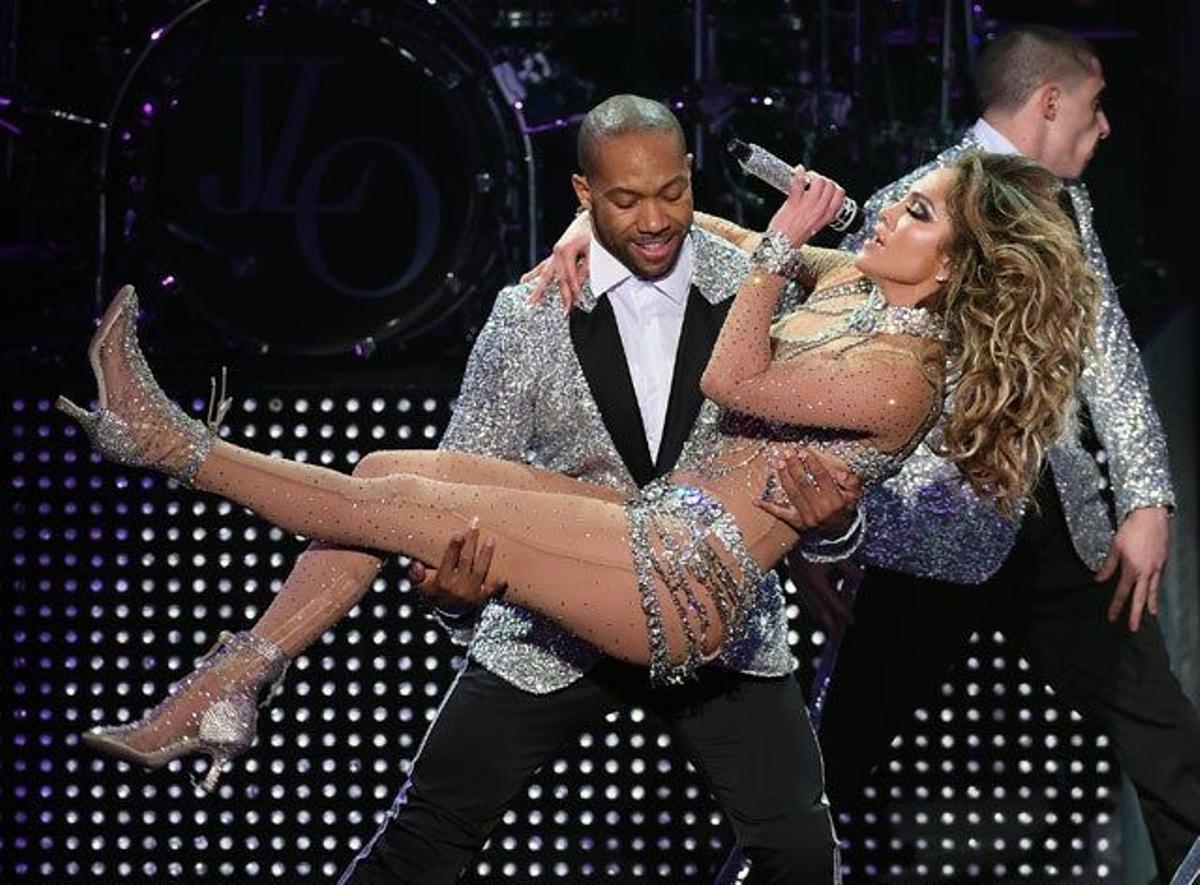 Jennifer Lopez, en brazos de un bailarín