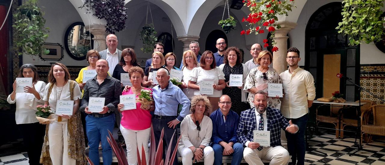 Ganadores y autoridades, en la entrega de premios del concurso de patios de la Subbética.