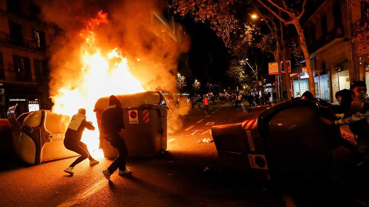 Manifestantes en contra de las restricciones del Covid incendian varios puntos en Barcelona