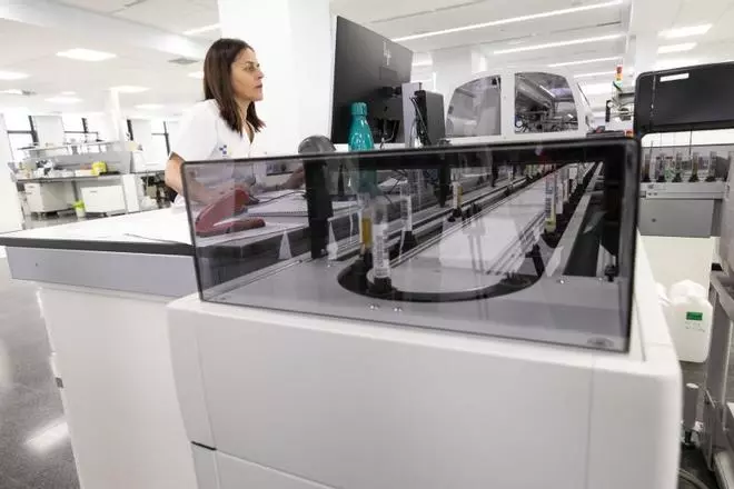 El consejero de Sanidad, José Manuel Baltar, visita el nuevo laboratorio del Negrín