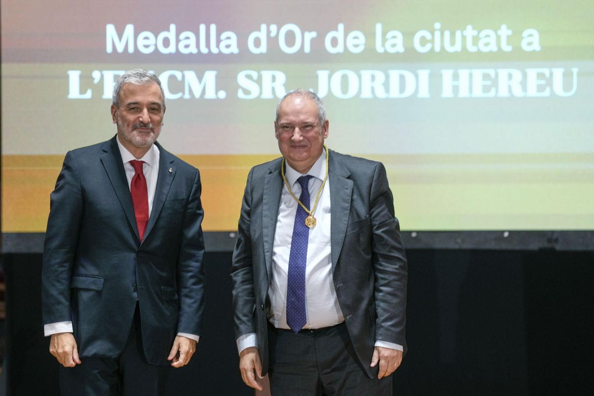 BARCELONA, 16/07/2025.- El exalcalde de Barcelona, Jordi Hereu (d), acompañado por el alcalde de la ciudad, Jaume Collboni, tras recibir la medalla de oro durante el homenaje a todos los exalcaldes de la etapa democrática que se ha celebrado hoy miércoles en el ayuntamiento de Barcelona. EFE/Alejandro García