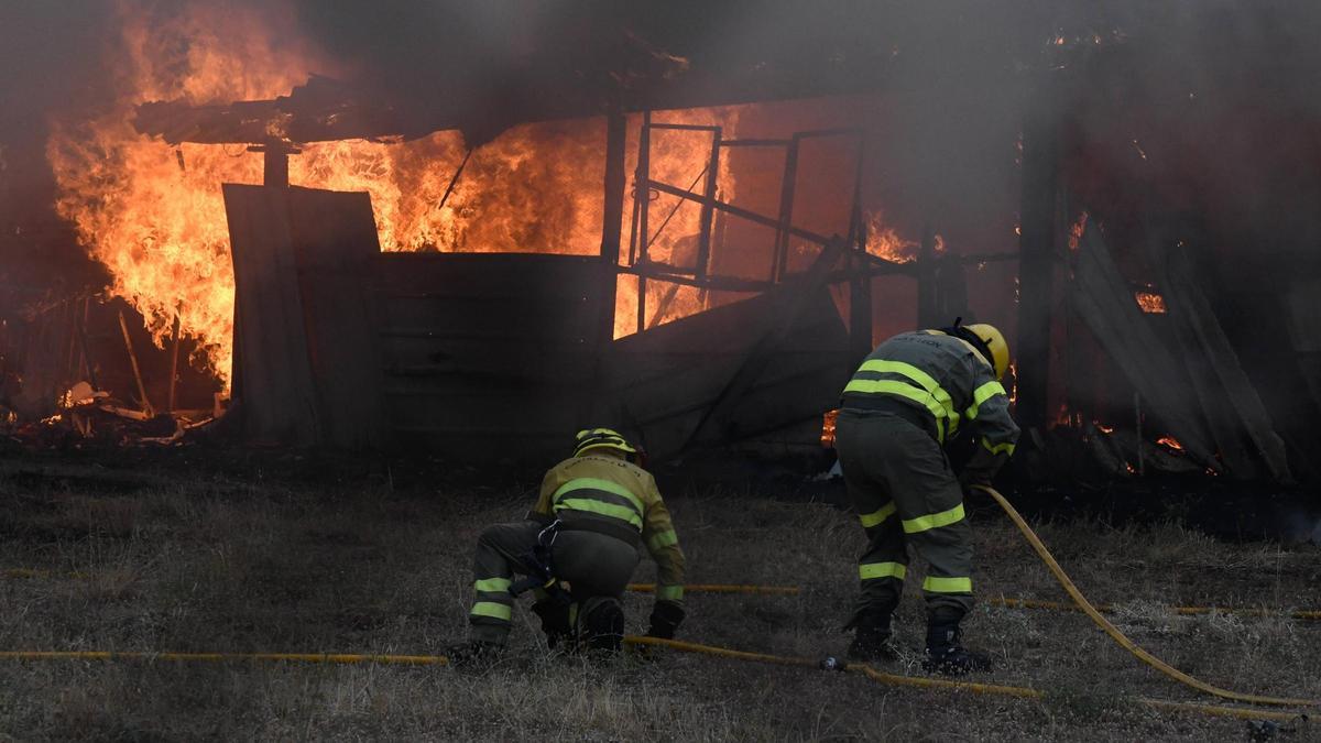 Alerta en San Isidro: un fuego muy próximo a las viviendas pone en jaque a los vecinos del barrio