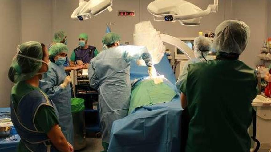 Un quirófano, durante una intervención quirúrgica.