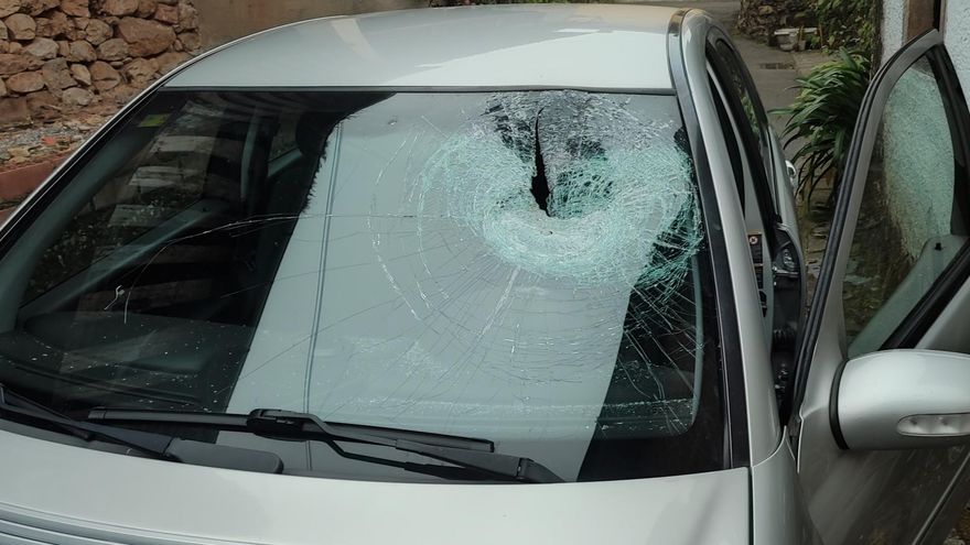 Monumental susto en Arriondas al desprenderse sobre un vehículo un trozo de hormigón de un puente