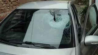 Monumental susto en Arriondas al desprenderse sobre un vehículo un trozo de hormigón de un puente