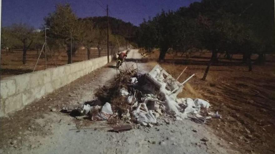 El último vertido ilegal detectado en Bunyola, en un camino de Son Vibot.