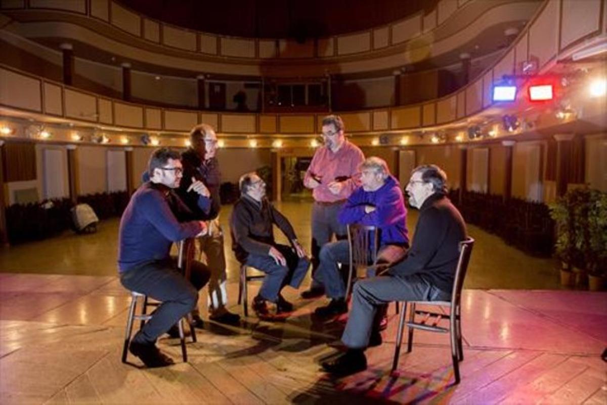 Reunió informal 8 Diversos socis es posen al dia, a l’escenari. Reunió informal 8 Diversos socis es posen al dia, a l’escenari.