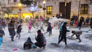 El Carnaval de Vinaròs se tiñe de blanco con la renovada batalla de la harina