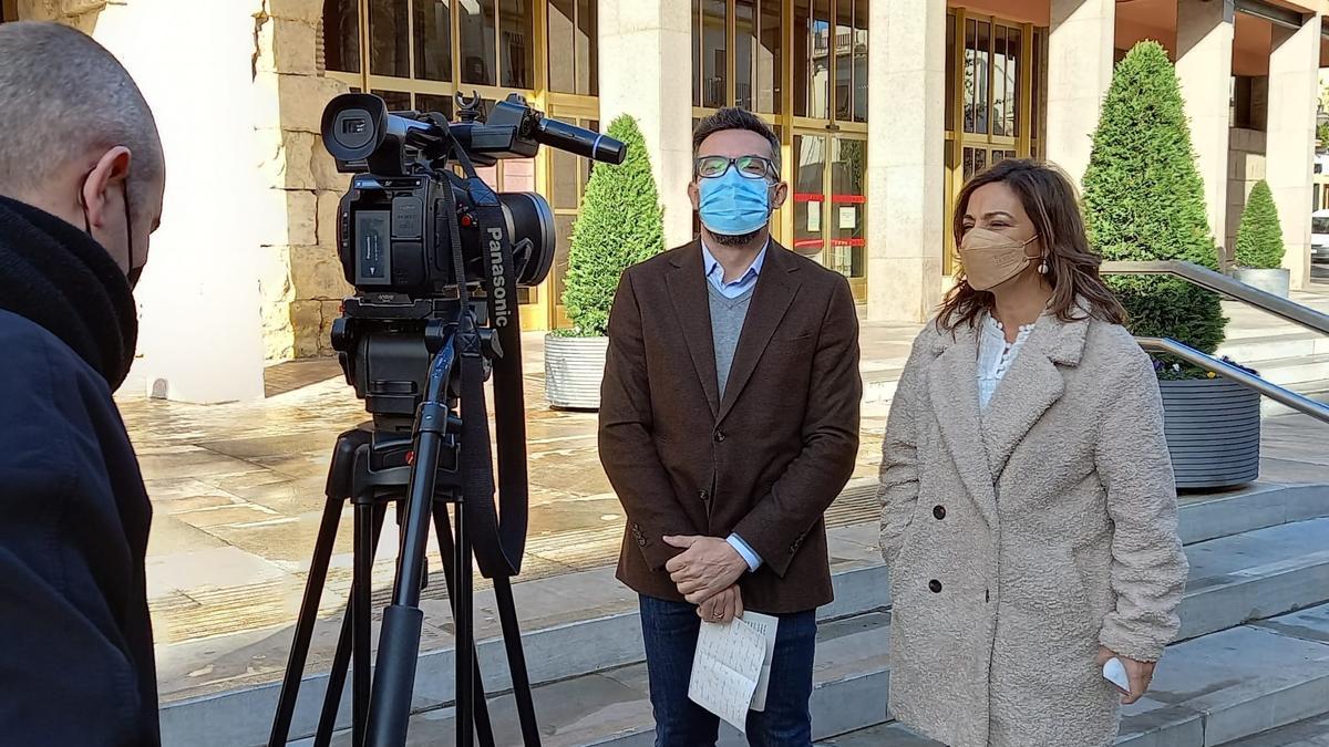 José Antonio Romero e Isabel Ambrosio, hoy a las puertas de Capitulares.