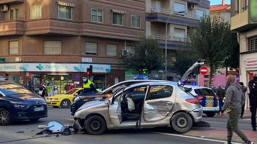 EL vehículo estrellado tras una persecución en Alicante.