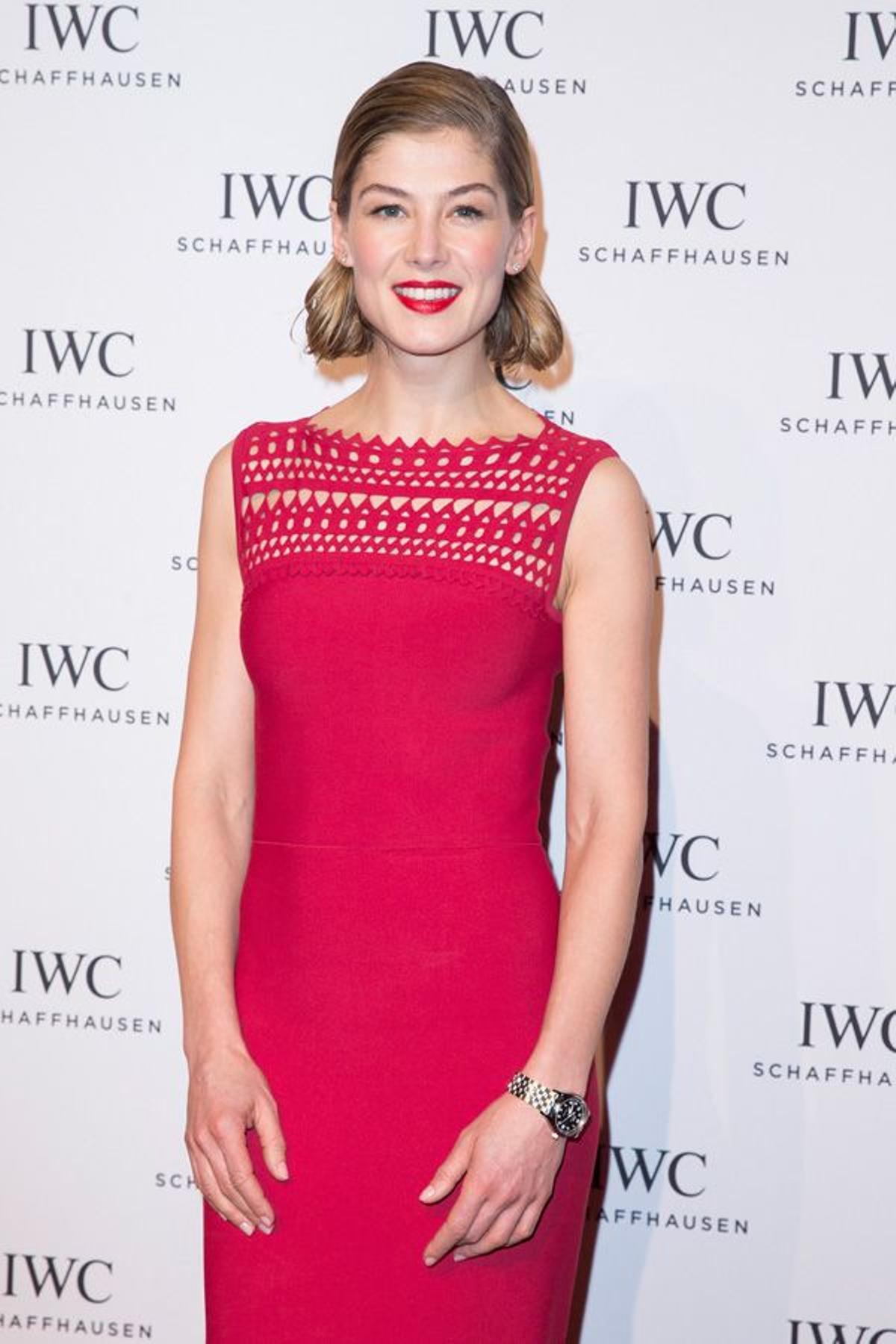 La belleza de Rosamund Pike en la gala organizada por IWC