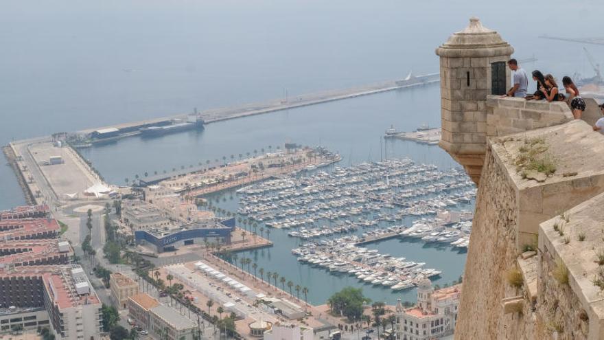 Una panorámica del Puerto de Alicante con una vista del Castillo.