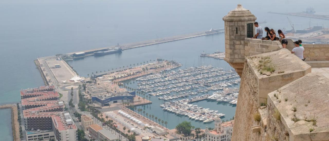 Una panorámica del Puerto de Alicante con una vista del Castillo.