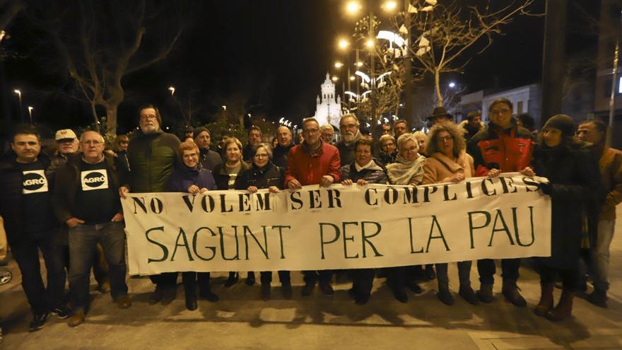 Participantes en la vigilia de protesta celebrada anoche.