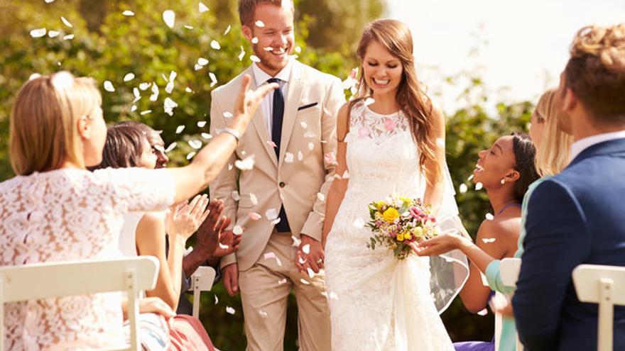 Una pareja de novios celebra su boda..