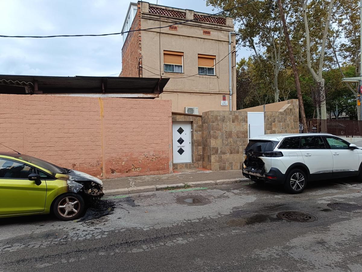 Dos vehículos parcialmente quemados en la calle Bolívia, en Barcelona.