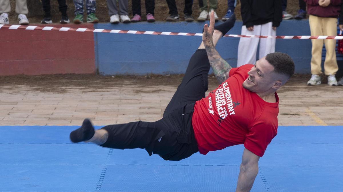 Néstor Abad, gimnasta medallista olímpico, visita el colegio La Albufereta