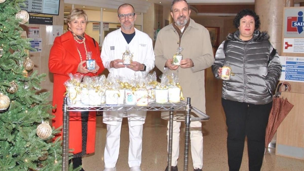 Los representantes municipales y sanitarios junto a los botes para poner lápices que han regalado a los niños ingresados en el Hospital General de Castellón.