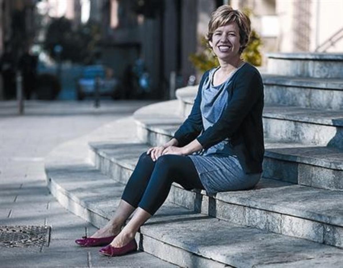 La alcaldesa de Madrid Manuela Carmena conversa con Rita Maestre al inicio de la sesión ordinaria del pleno.