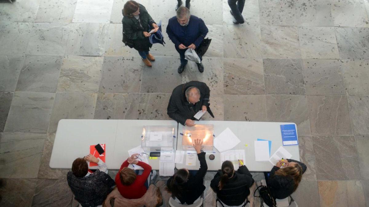 Un momento durante la votación en un colegio electoral de Galicia. // Noe Parga