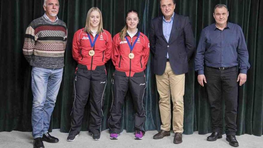 Recepción oficial en Torremolinos para las karatekas Margarita Morata y Marta Vega