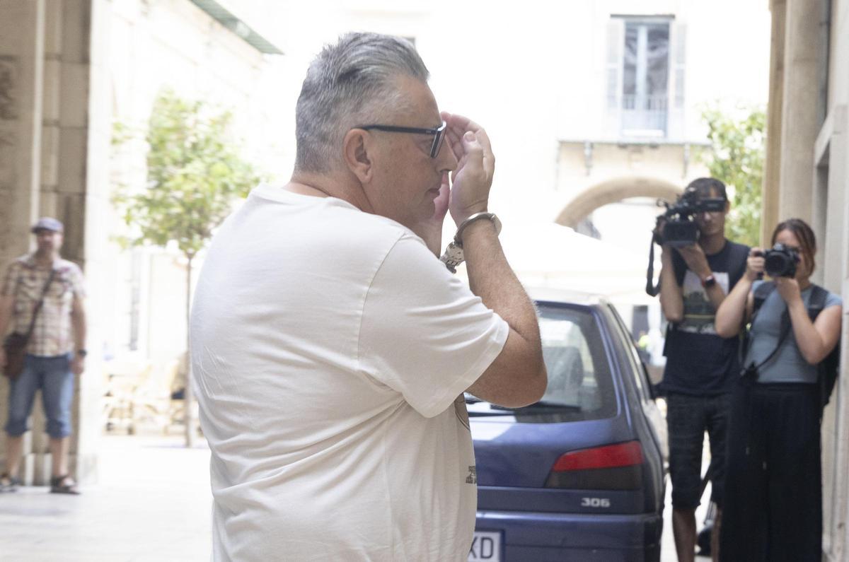 El acusado a su llegada a la Audiencia Provincial este lunes para afrontar el juicio.