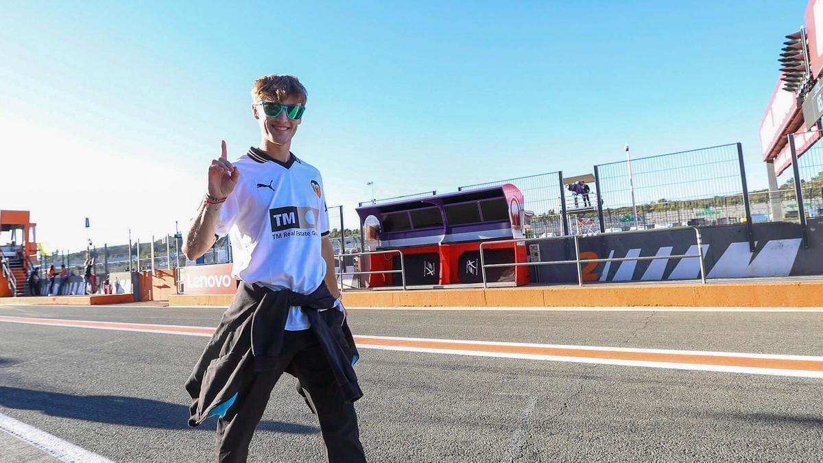 Jaume Masià, con la camiseta del Valencia CF por el trazado del Circuit Ricardo Tormo