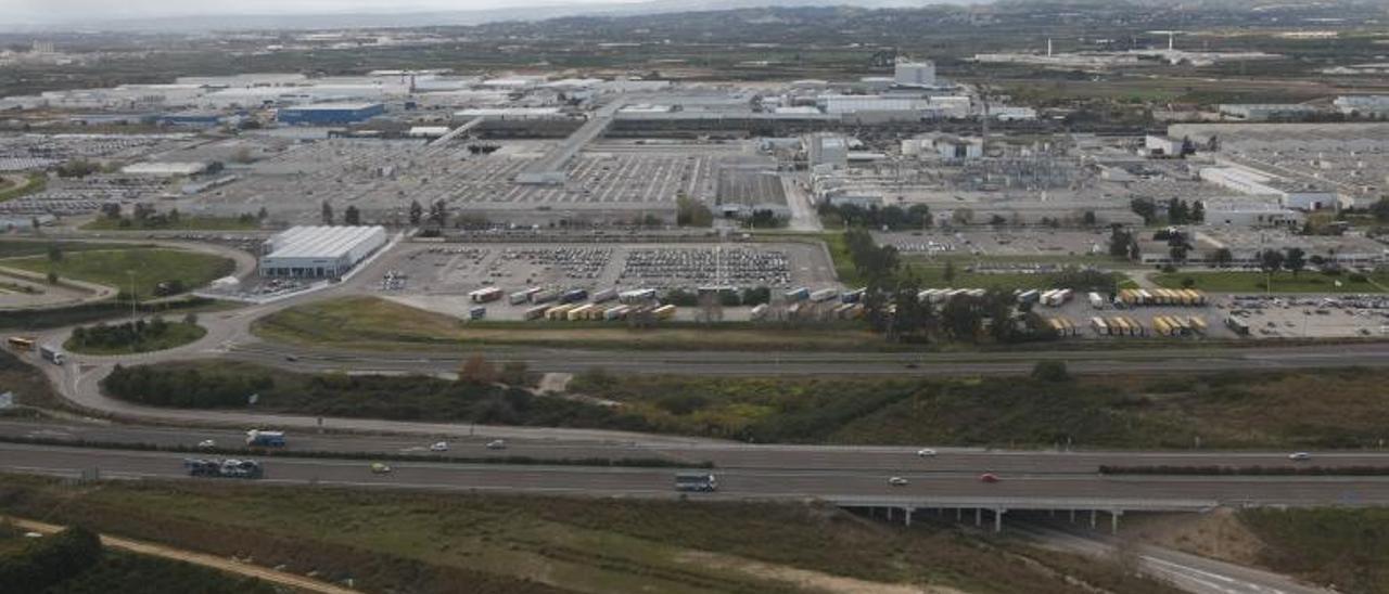 Vista aérea de la extensa zona industrial de Almussafes, en una imagen de archivo. | LEVANTE-EMV