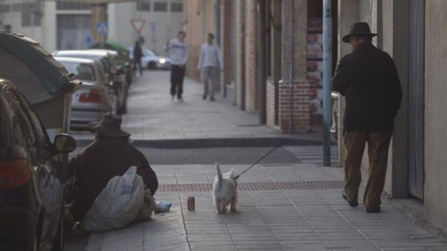 Un indigente pide limosna en una calle de la capital.