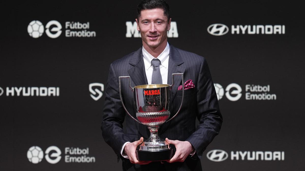 Robert Lewandowski posa con el trofo Pichichi al mejor goleador de la Liga 2022-23.