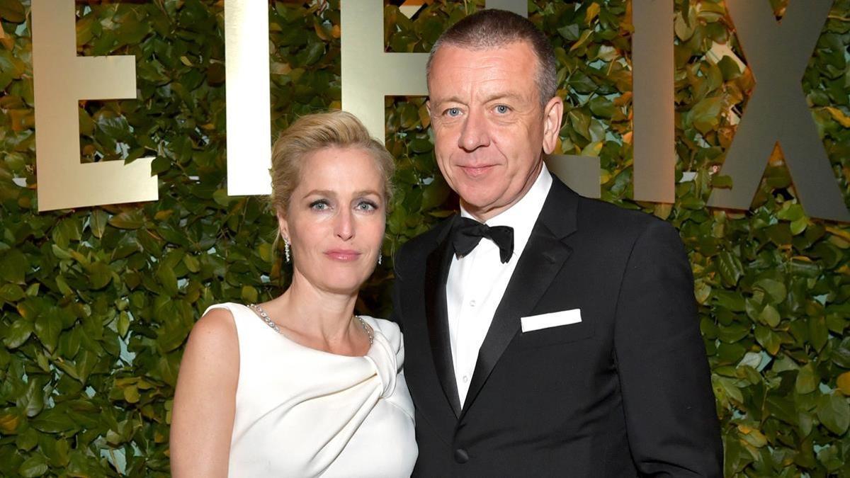 Gillian Anderson y Peter Morgan, en los premios Globo de Oro 2020.