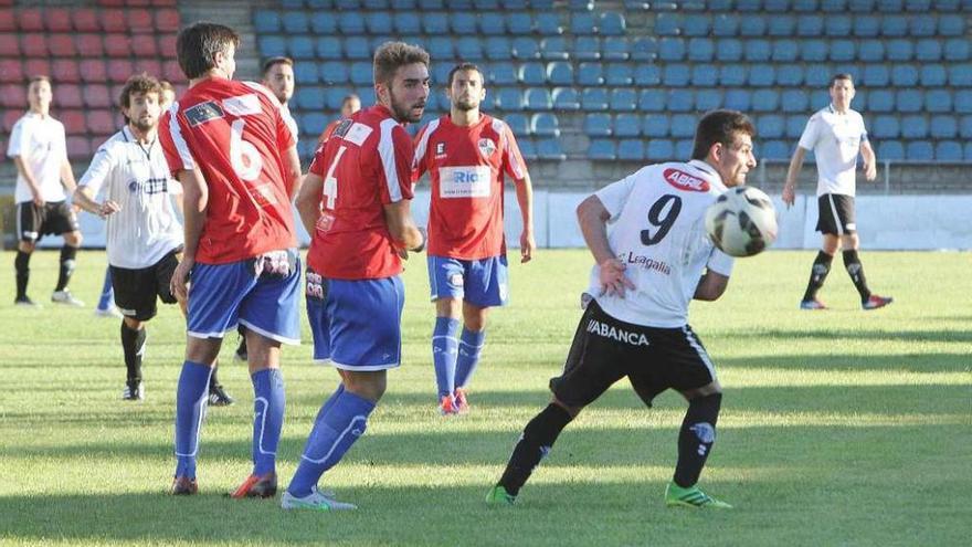 El Ourense CF y el Portonovo disputaron un entretenido partido en O Couto. // Iñaki Osorio