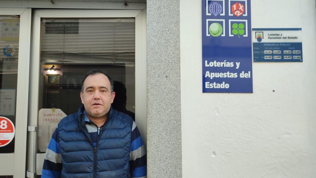 El responsable del establecimiento de Dos Torres donde se ha vendido el décimo, Carlos Medrán.