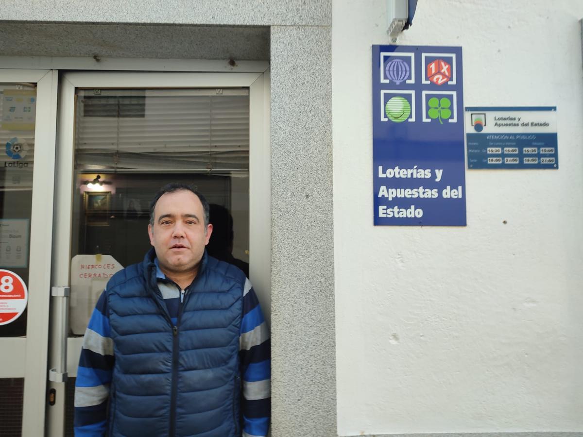 El responsable del establecimiento de Dos Torres donde se ha vendido el décimo, Carlos Medrán.