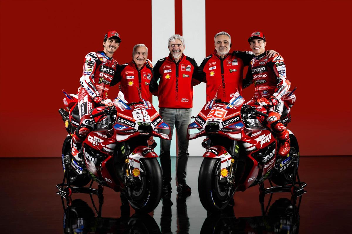 Davide Tardozzi, junto a 'Pecco' Bagnaia, Gigi Dall'Igna y Marc Márquez, en Madonna di Campiglio.