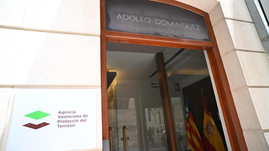 Entras buscando ropa a un local de Elche y sales con un expediente urbanístico