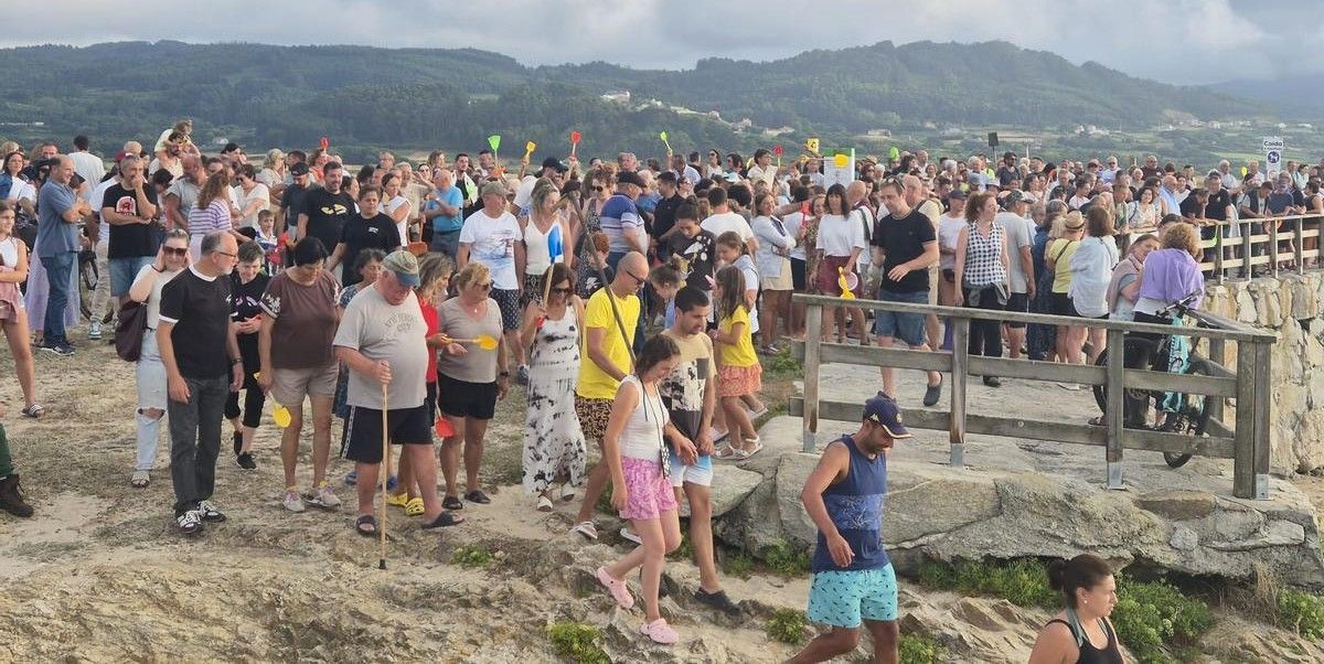 Concentración veciñal para demandar a apertura da canle da lagoa.