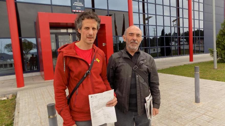 A l&#039;esquerra, Jordi Jorba amb l&#039;advocat i membre de l&#039;ANC de Manresa Lluís Matamala, davant la comissaria dels Mossos
