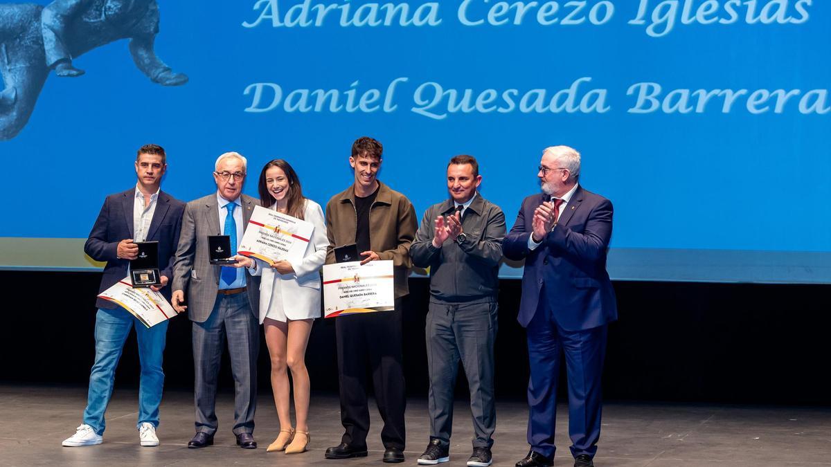 Alejandro Blanco, presidente del Comité Olímpico Español, Jesús Castellanos, presidente de la Real Federación Española de Taekwondo y Bernabé Cano, alcalde de La Nucía junto a los deportistas Adriana Cerezo y Daniel Quesada, y el entrenador Christian Seijo.